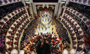 APA11351620 - 08022013 - WIEN - STERREICH: ZU APA-TEXT CI - Opernball 2013 am Donnerstag, 07. Februar 2013 in der Wiener Staatsoper. Im Bild: bersichtsaufnahme des Jungdamen- und Jungherren Komitee bei der Erffnung. APA-FOTO: POOL REUTERS/HERWIG PRAMMER